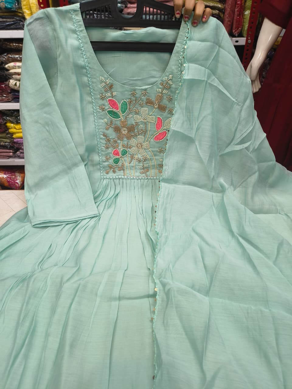 Neckline Stories – SFA470