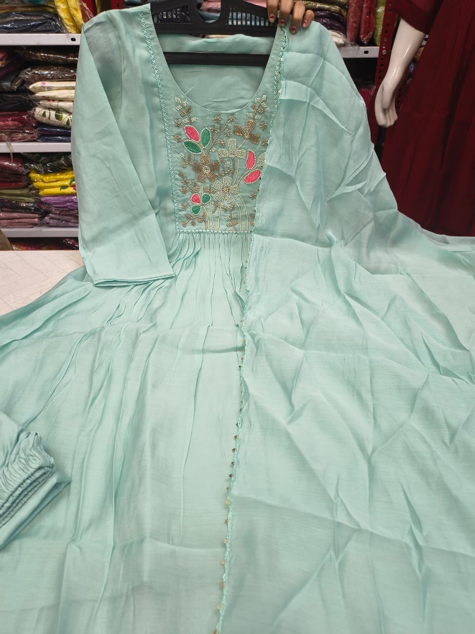 Neckline Stories – SFA470