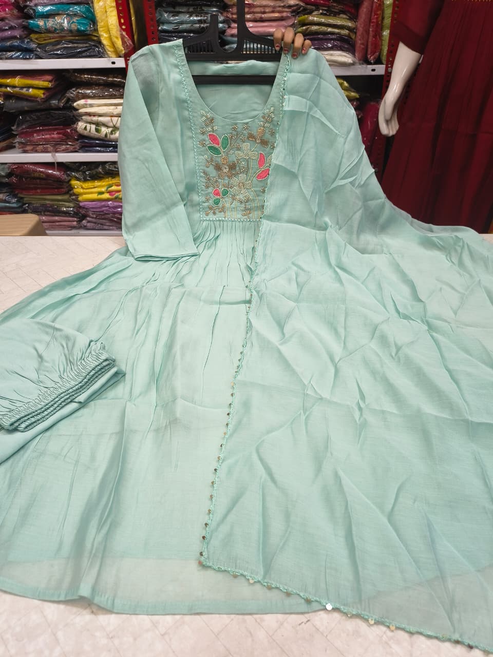 Neckline Stories – SFA470