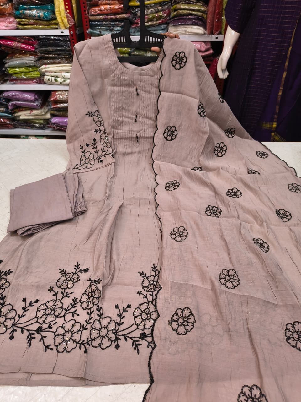 Royal Threads – SFA501