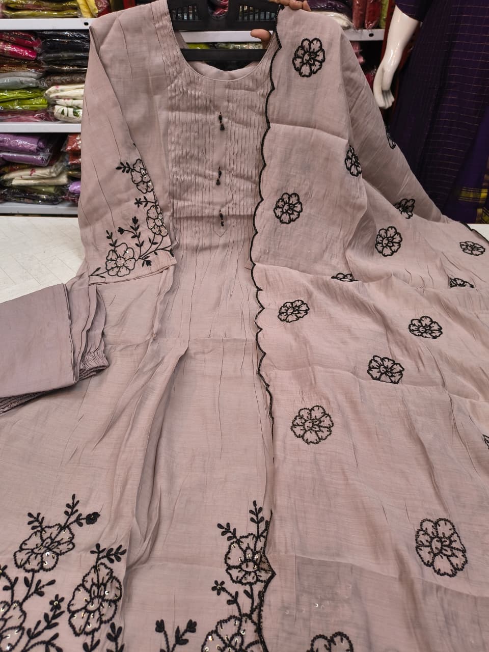 Royal Threads – SFA501