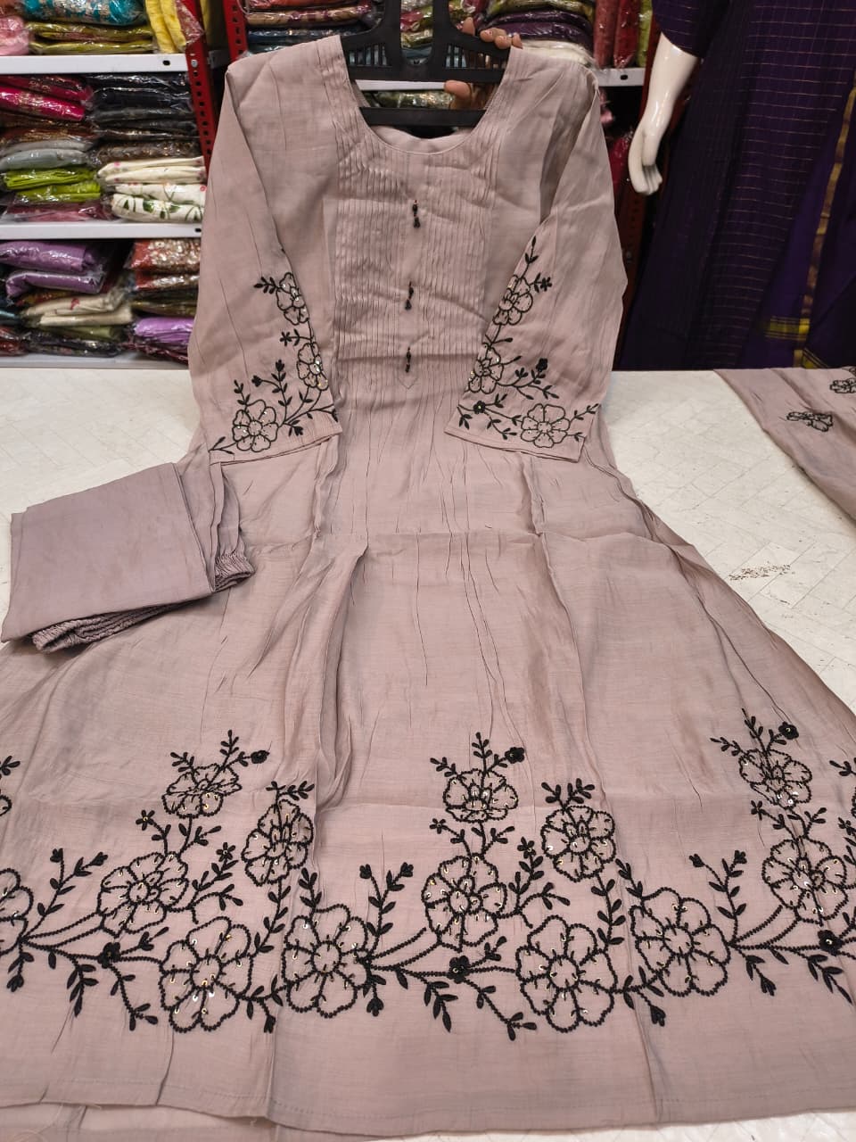 Royal Threads – SFA501